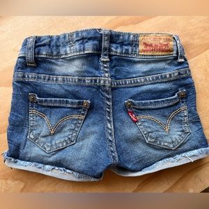 Girl’s Levi’s jean short size 3 but fits from 2-4